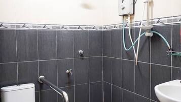 House | Bilik Mandi | Pancuran mandi, tuala disediakan, sabun, syampu