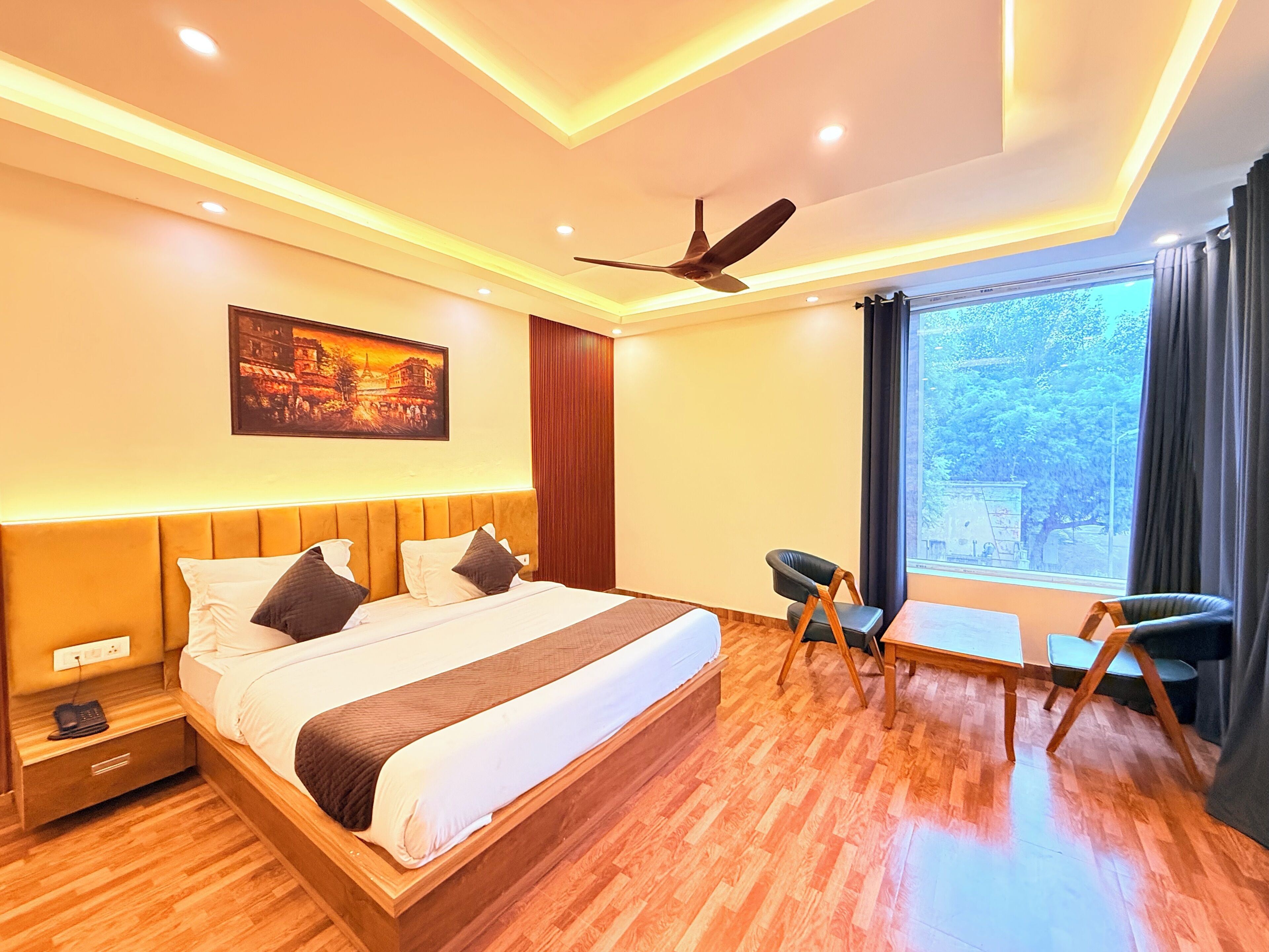 Deluxe dubbelrum - utsikt mot staden | Skrivbord, arbetsyta för laptop och mörkläggningsgardiner