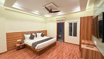 Habitación doble Deluxe, vista a la ciudad | Escritorio, espacio para trabajar con laptop y cortinas blackout