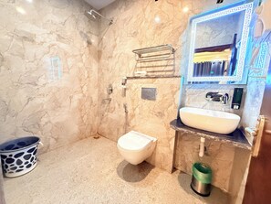 Dobbeltrom – deluxe, byutsikt | Bad | Dusj, toalettartikler (inkludert), hårføner og tøfler