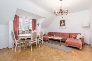 TV, offices - Lumina Apartments for family in the Old Town (Warszawa BIG)