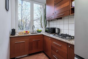 Kühlschrank, Mikrowelle, Herdplatte, Geschirrspüler