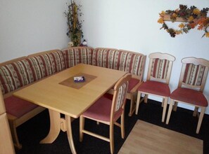 شقة (one bedroom apartment) | غرفة المعيشة | تلفزيون بشاشة مسطحة بحجم 32-بوصة يعرض قنوات فضائية