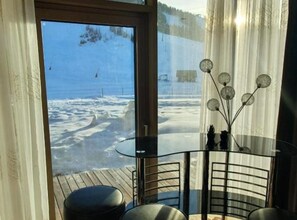 公寓 (one bedroom apartment) | 客厅 | 32-英寸纯平电视(配备卫星频道)