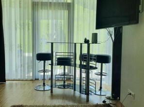 Appartamento (one bedroom apartment) | Soggiorno | TV a schermo piatto 32 pollici con canali satellitari