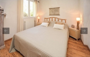 Desk, iron/ironing board, WiFi, bed sheets