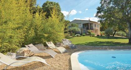 Air-conditioned Provencal villa with swimming pool