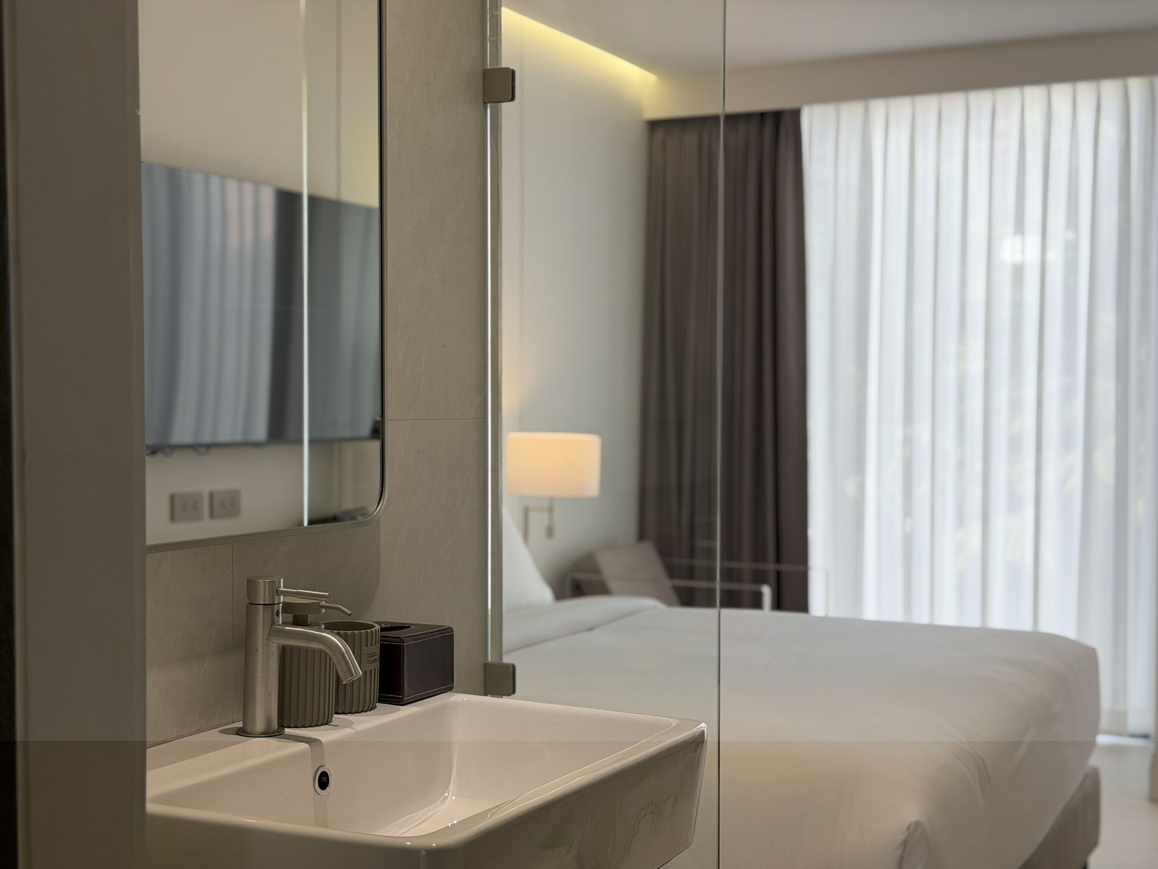 Zimmersafe, Schreibtisch, laptopgeeigneter Arbeitsplatz