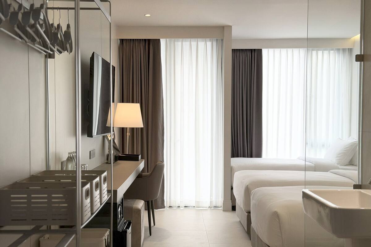 Triple Room, 3 Twin Beds | In-room safe, desk, laptop workspace, soundproofing