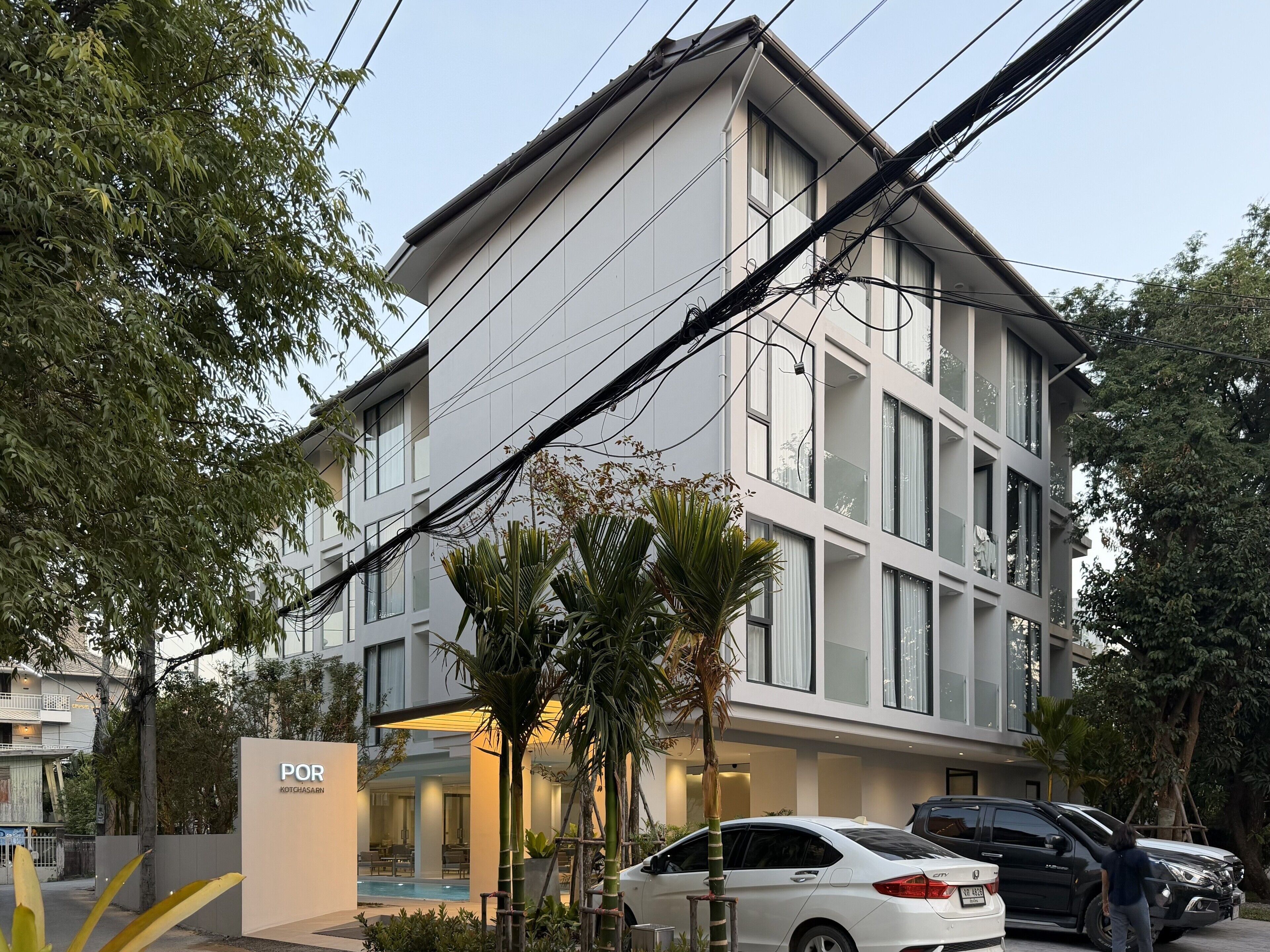 Un hotel moderno con un letrero que dice "POR KOTCHASARN".