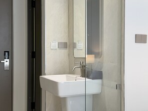 Kostenlose Toilettenartikel, Handtücher, Seife, Shampoo