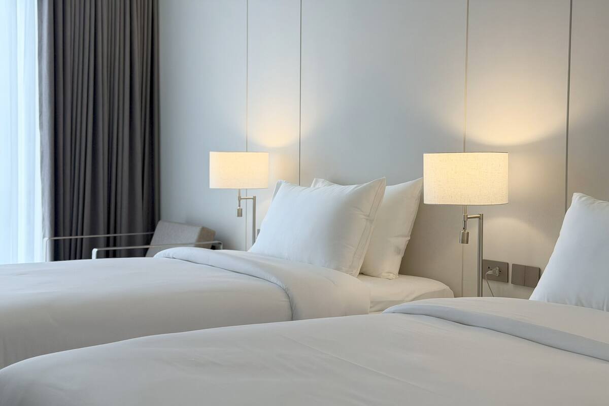Twin Room | In-room safe, desk, laptop workspace, soundproofing