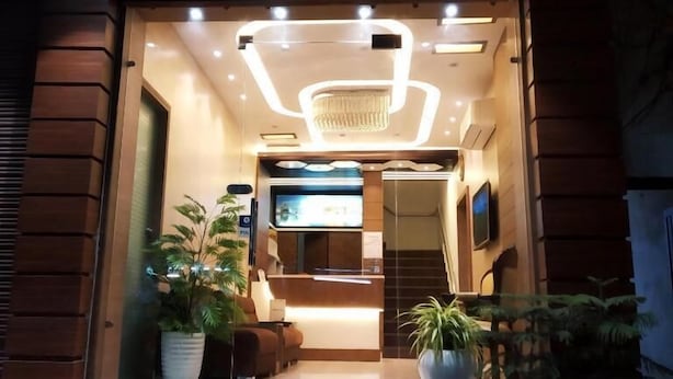 The entrance of a hotel with a sign that reads "HOTELS S. ROYAL". - Hotel SS Royal (Amritsar)