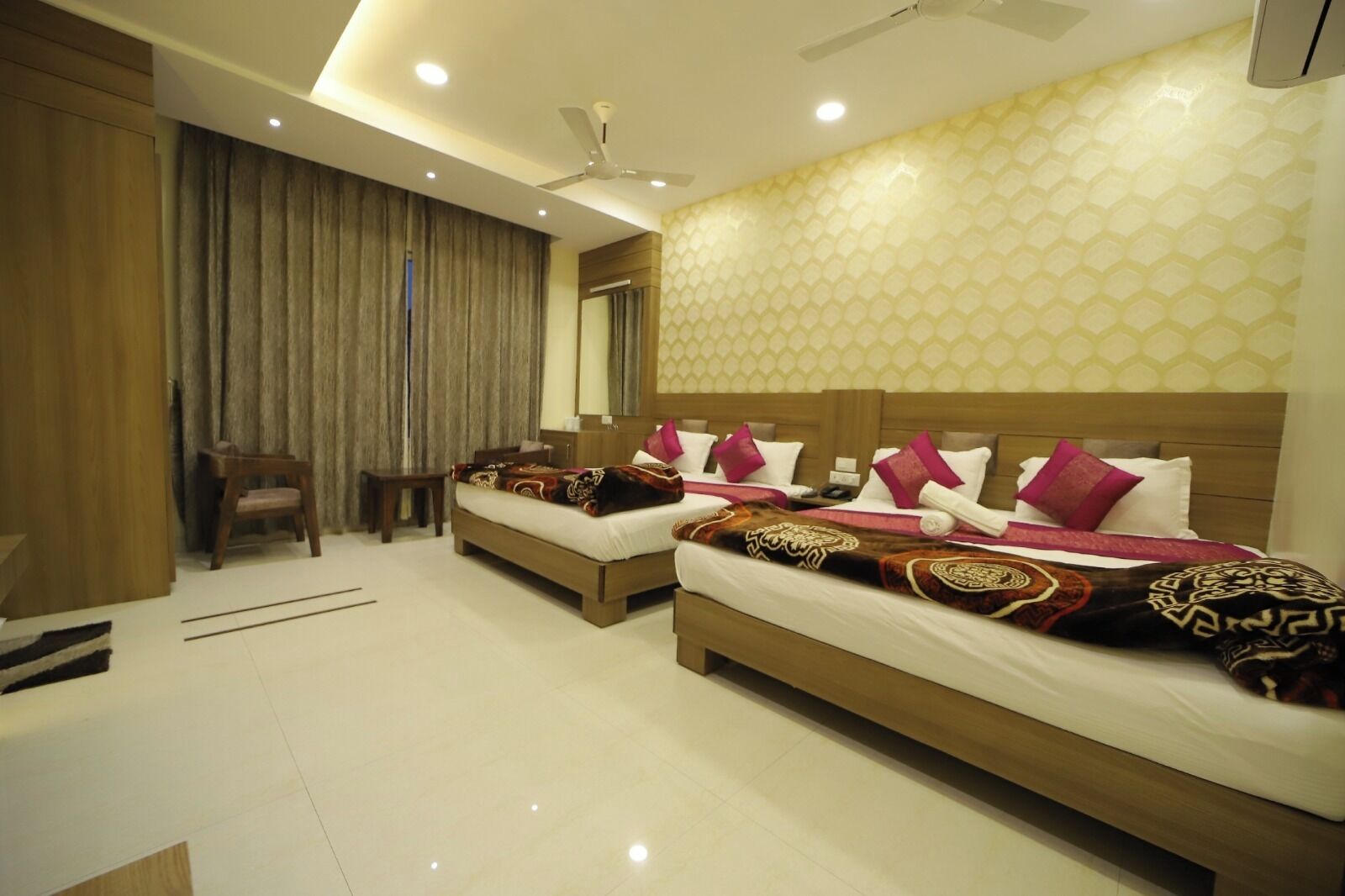 Family Room | Soundproofing, free WiFi