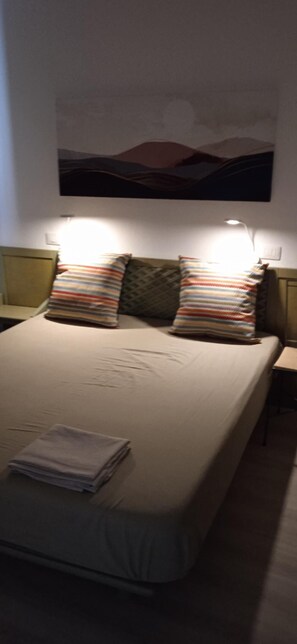 1 chambre, fer et planche à repasser, Wi-Fi gratuit, draps fournis