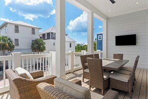 Outdoor dining - 5BR Home by 30A with Bikes, Large Kitchen, Multiple Balconies & Beach Access (Inlet Beach)