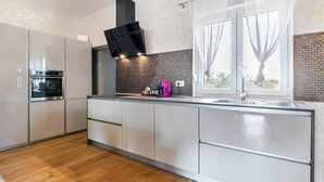 Wasserkocher mit Kaffee-/Teezubehör, Kühlschrank, Mikrowelle