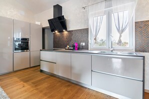 Fridge, microwave, dishwasher, coffee/tea maker - Beautiful Holiday Home in Novigrad (Novigrad)