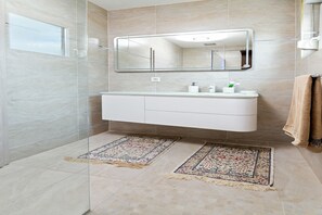 Shower, jetted bath - Beautiful Holiday Home in Novigrad (Novigrad)