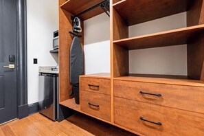 Room - 4BR Group Trip 2 Blocks from Bourbon St The Mayfair (New Orleans)