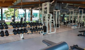 A gym with weightlifting equipment, benches, and dumbbells. - Estival Park Marena (Vila-Seca)