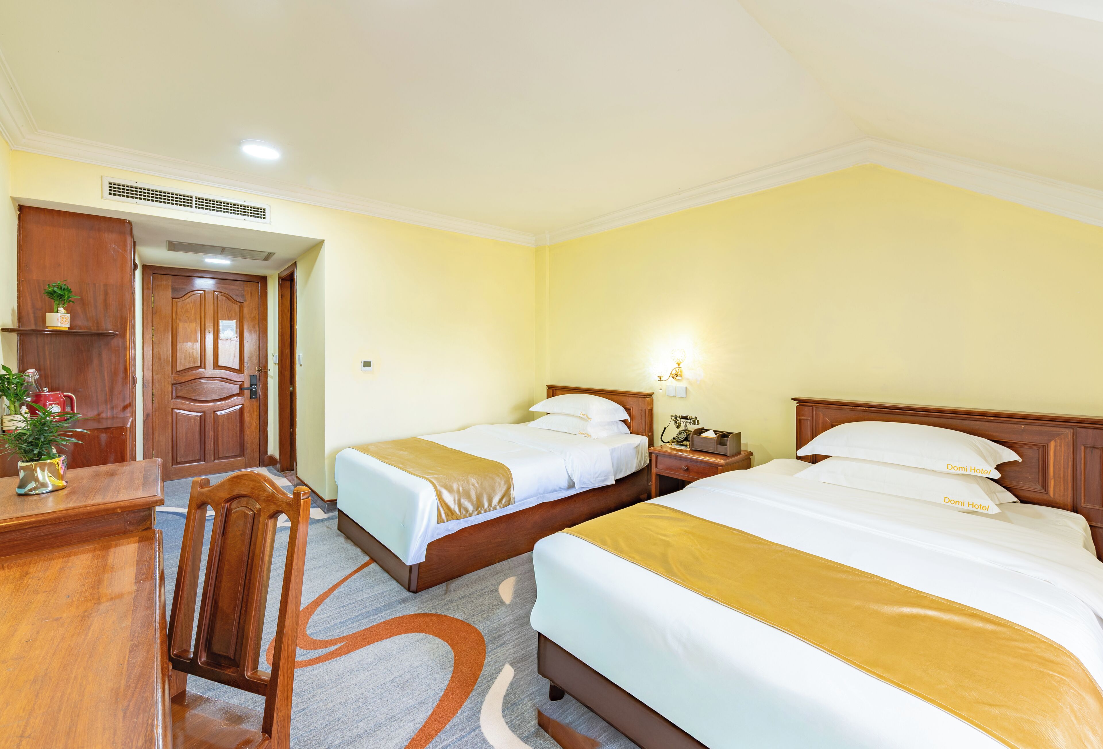 Chambre Deluxe avec lits jumeaux, vue ville | Literie de qualité supérieure, surmatelas, bureau, Wi-Fi gratuit