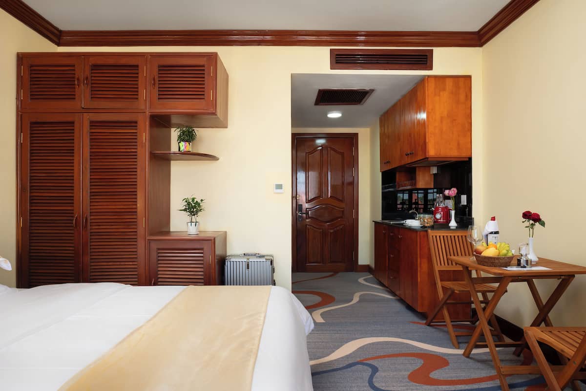 Deluxe dubbelrum - utsikt mot staden | Sängtillbehör av högsta kvalitet, bäddmadrasser och skrivbord