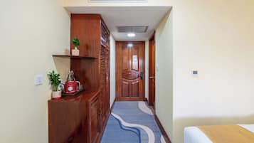 Escritorio, cunas (de pago), wifi gratis y ropa de cama