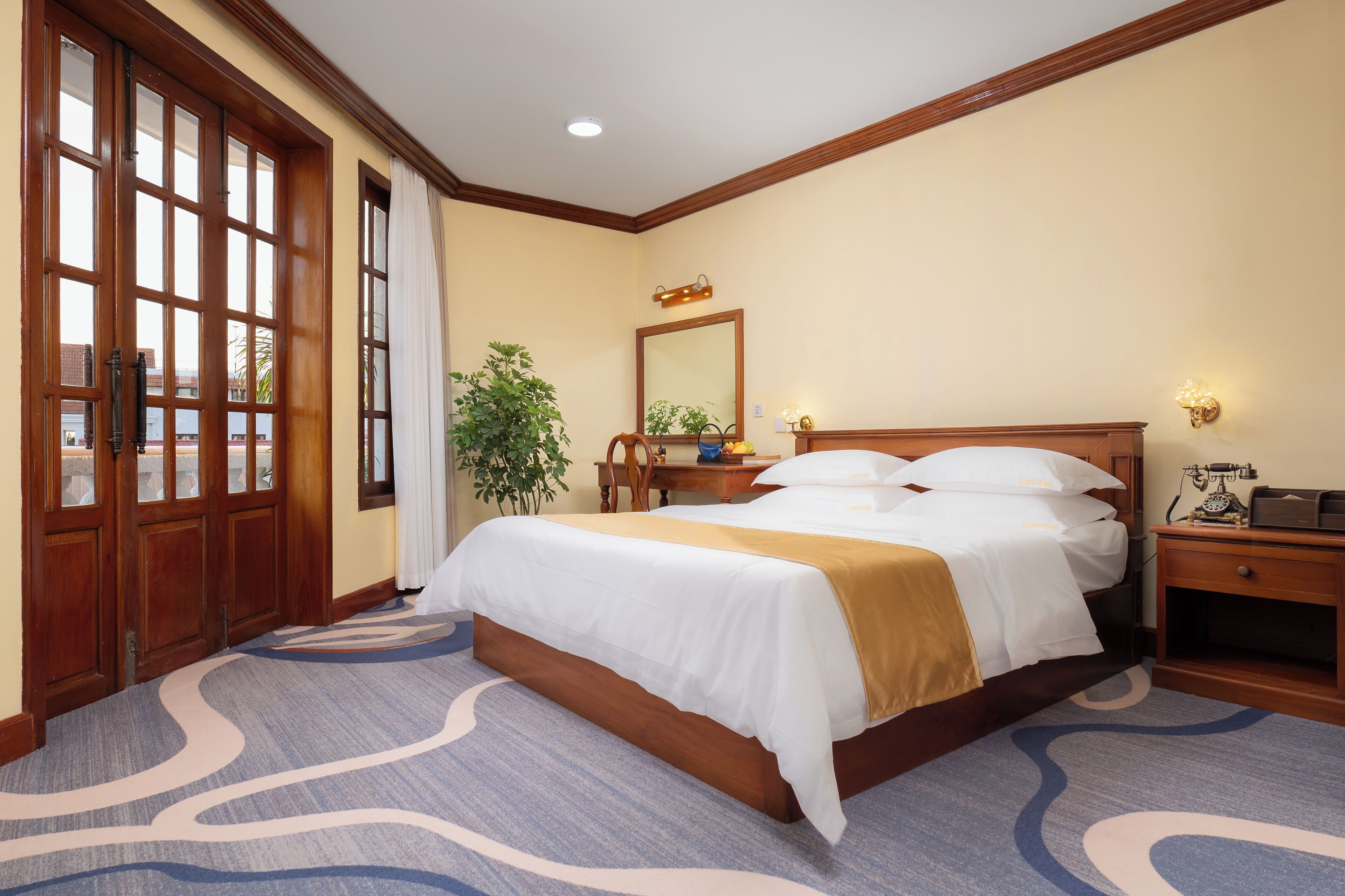 Domi Suite King | Premium bedding, pillowtop beds, desk, free WiFi