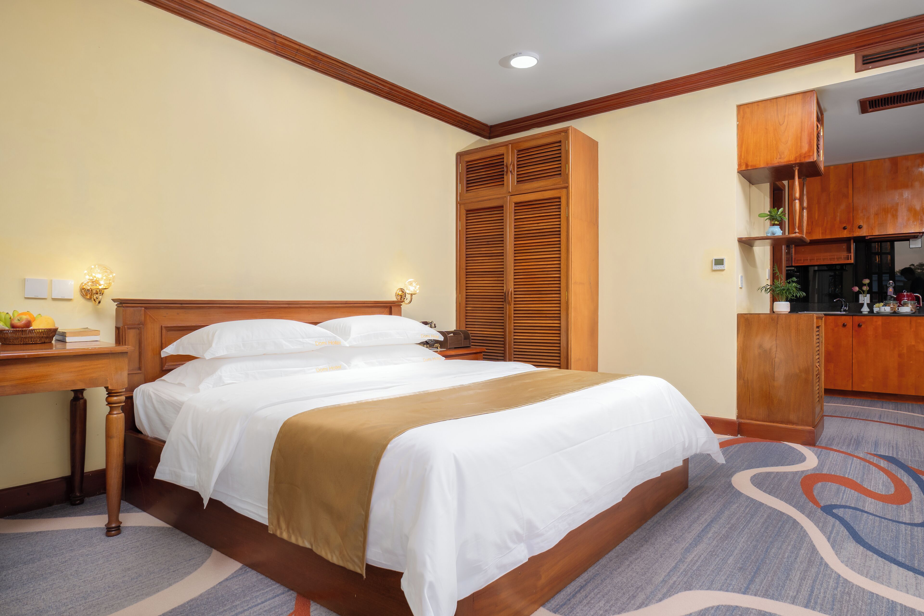 Domi Suite King | Premium bedding, pillow-top beds, desk, free WiFi