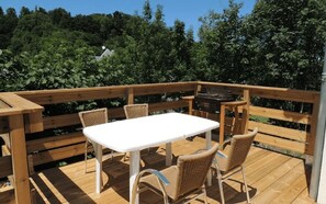 Outdoor dining - Located in the village of Besse and Saint Anastaise (Besse-et-Saint-Anastaise)