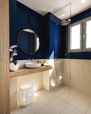 Shower, hair dryer, towels, soap - Historic Elegance in Acropolis (Athens)