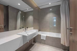 Shower, hair dryer, towels - Free housekeeping visits during your stay - StayShort - 1 Bed Apartment in Meydan Sleeps 2 with Balcony! (Meydan)