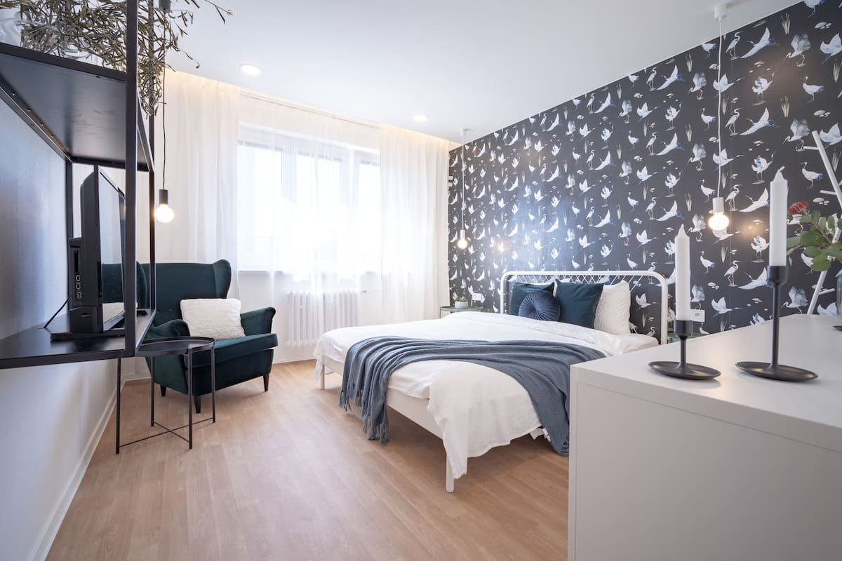 Ein modernes Schlafzimmer mit einem Bett, einem Schreibtisch und einem Stuhl.
