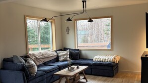 Living area - Barrel Sauna + Open Concept + Mountain Getaway = Relaxing Stay (Wasilla)