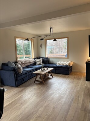 Televisor intel·ligent i llibres 