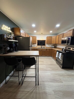 Frigorífic, microones, forn i placa de cuina 