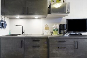 Kjøleskap og høy barnestol