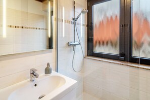 Shower, hair dryer - Apartment 'Bergblick' with Balcony and Wi-Fi (Bad Harzburg)