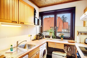 Frigorífico, microondas, horno y placa de cocina