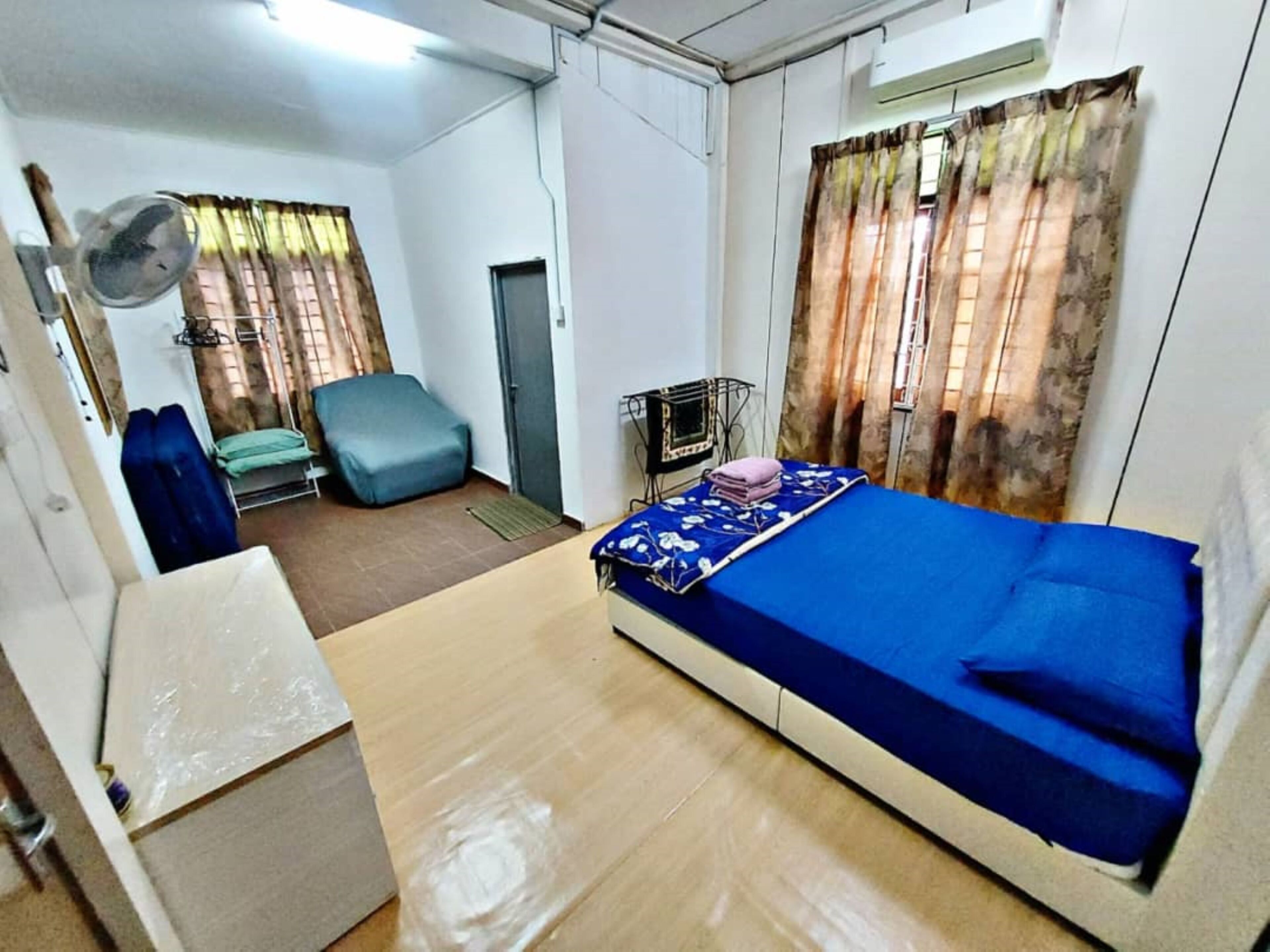 Casa estándar | Tabla de planchar con plancha y wifi gratis 