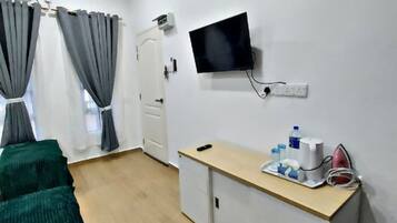 Deluxe Triple Room | Iron/ironing board, free WiFi