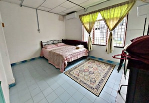 Casa básica | Tabla de planchar con plancha y wifi gratis
