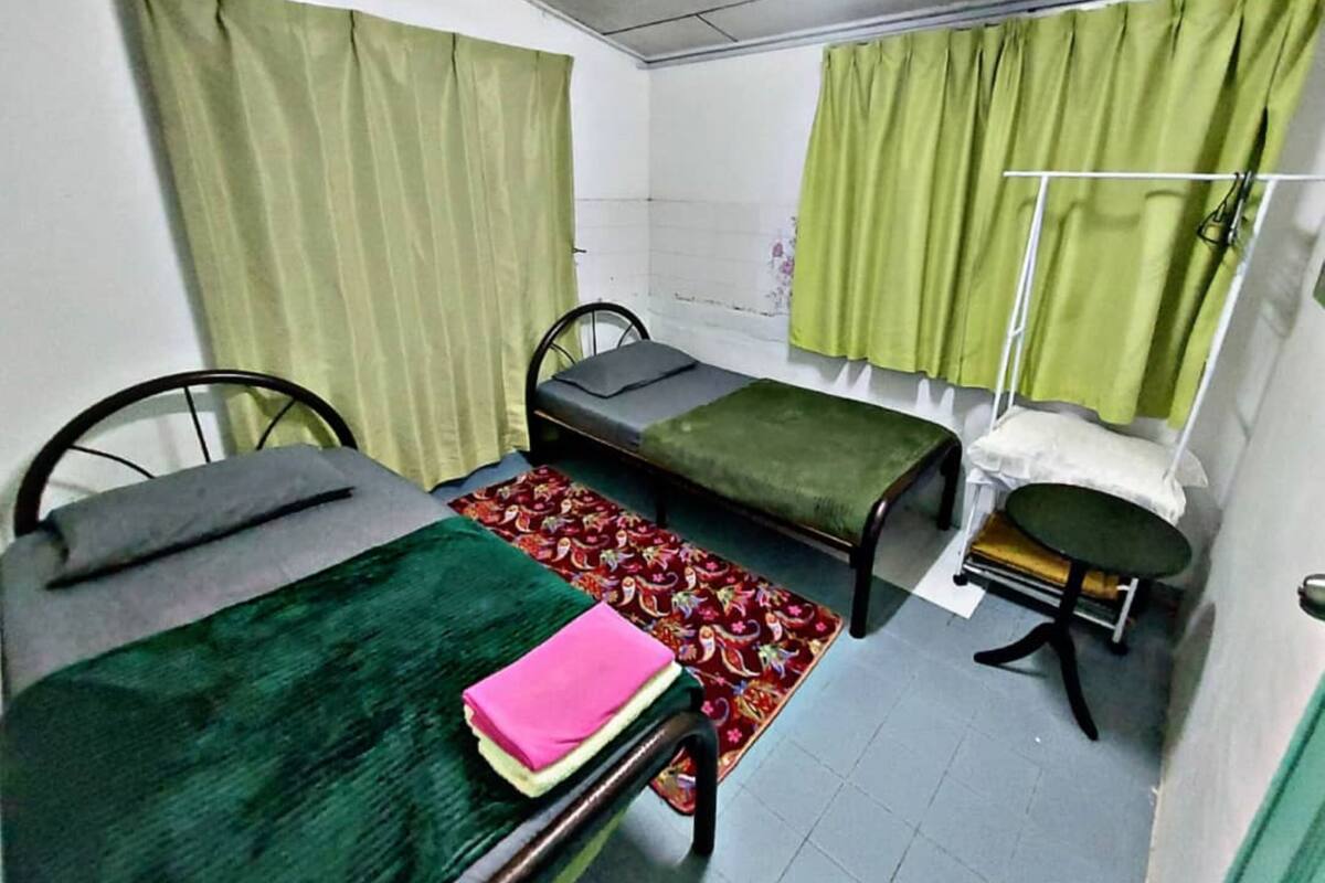 Basic House | Iron/ironing board, free WiFi