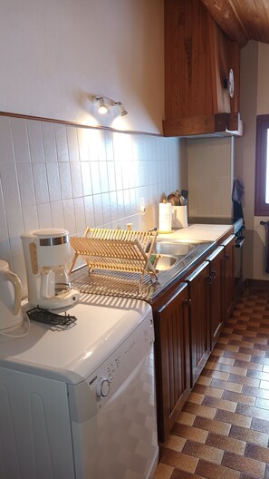 Een koelkast, een microgolfoven, een oven, een kookplaat