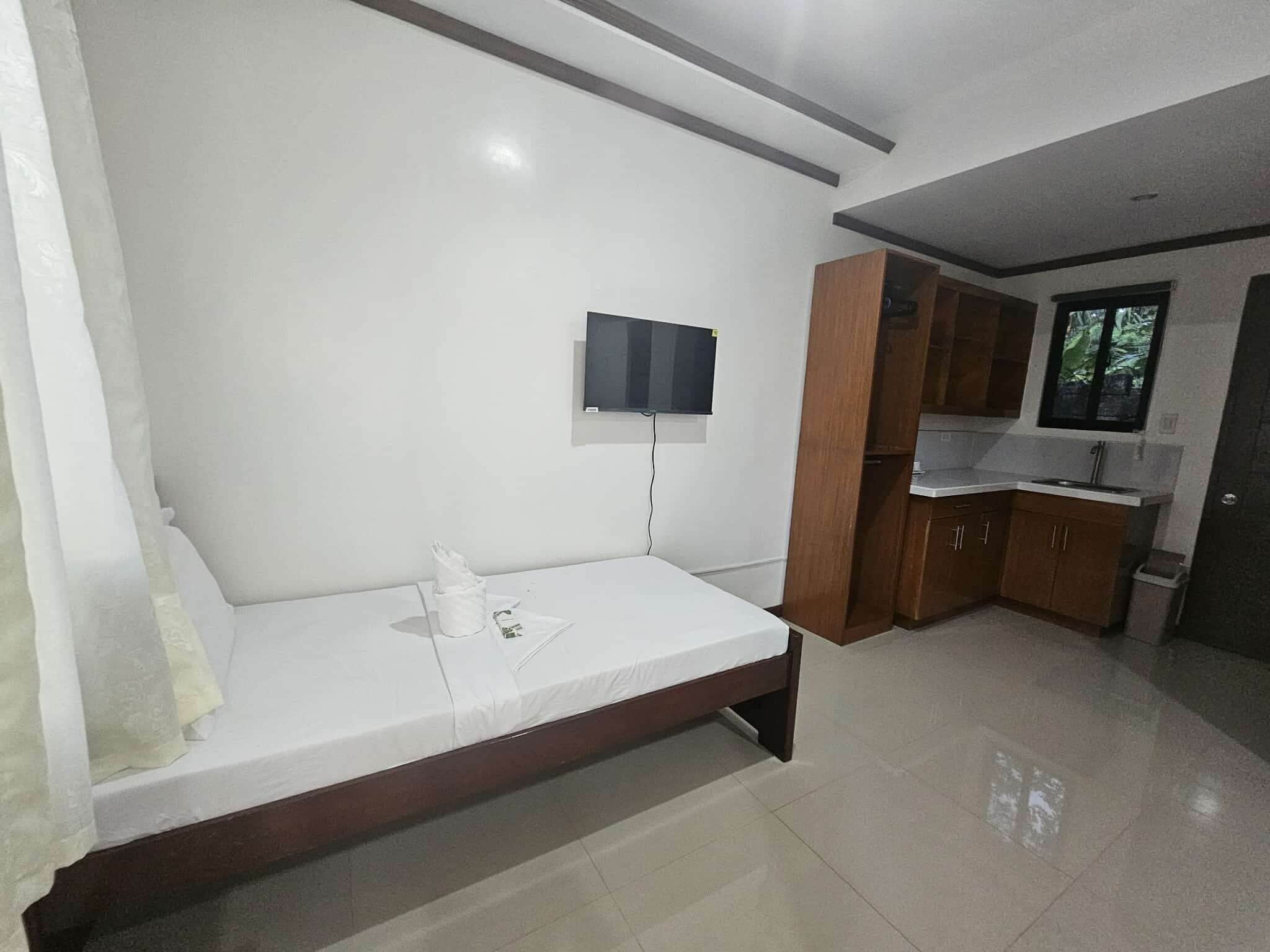 Deluxe Triple Room | Desk, bed sheets