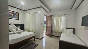 Deluxe Üç Kişilik Oda | Masa, çarşaf takımı 