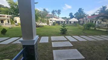 Habitación doble estándar | Escritorio y ropa de cama