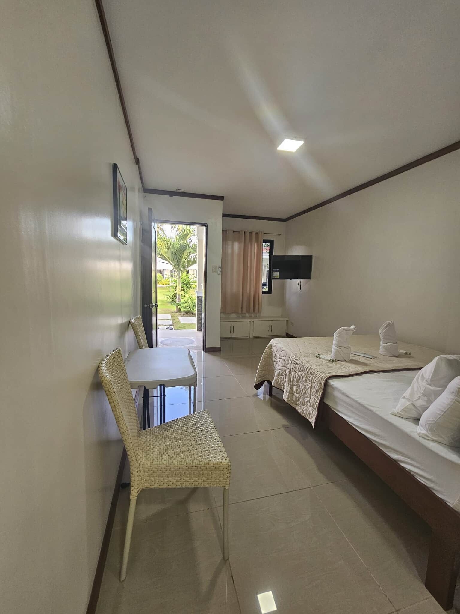 Standard dubbelrum | Skrivbord och sängkläder