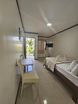 Standard dubbelrum | Skrivbord och sängkläder